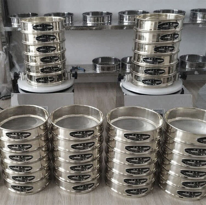 試驗篩 試驗篩采用SUS403不生銹材質,篩框壁厚0.6mm經久耐用不變形,可耐400°高溫,可用于無機,有機溶液。