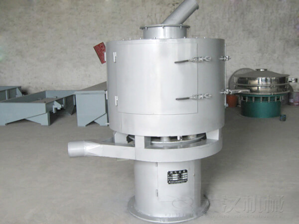 氣流篩與其它普通振動篩不同的是其采用的是立式篩網(wǎng),篩分主要動力來自風(fēng)機(jī)的吹動帶動物料撲向篩網(wǎng),從而完成篩分目的。