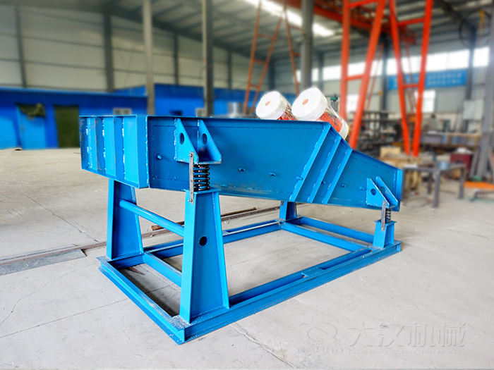 大型振動篩主要是用來篩分煤礦,礦石一些大型的篩分場地中。